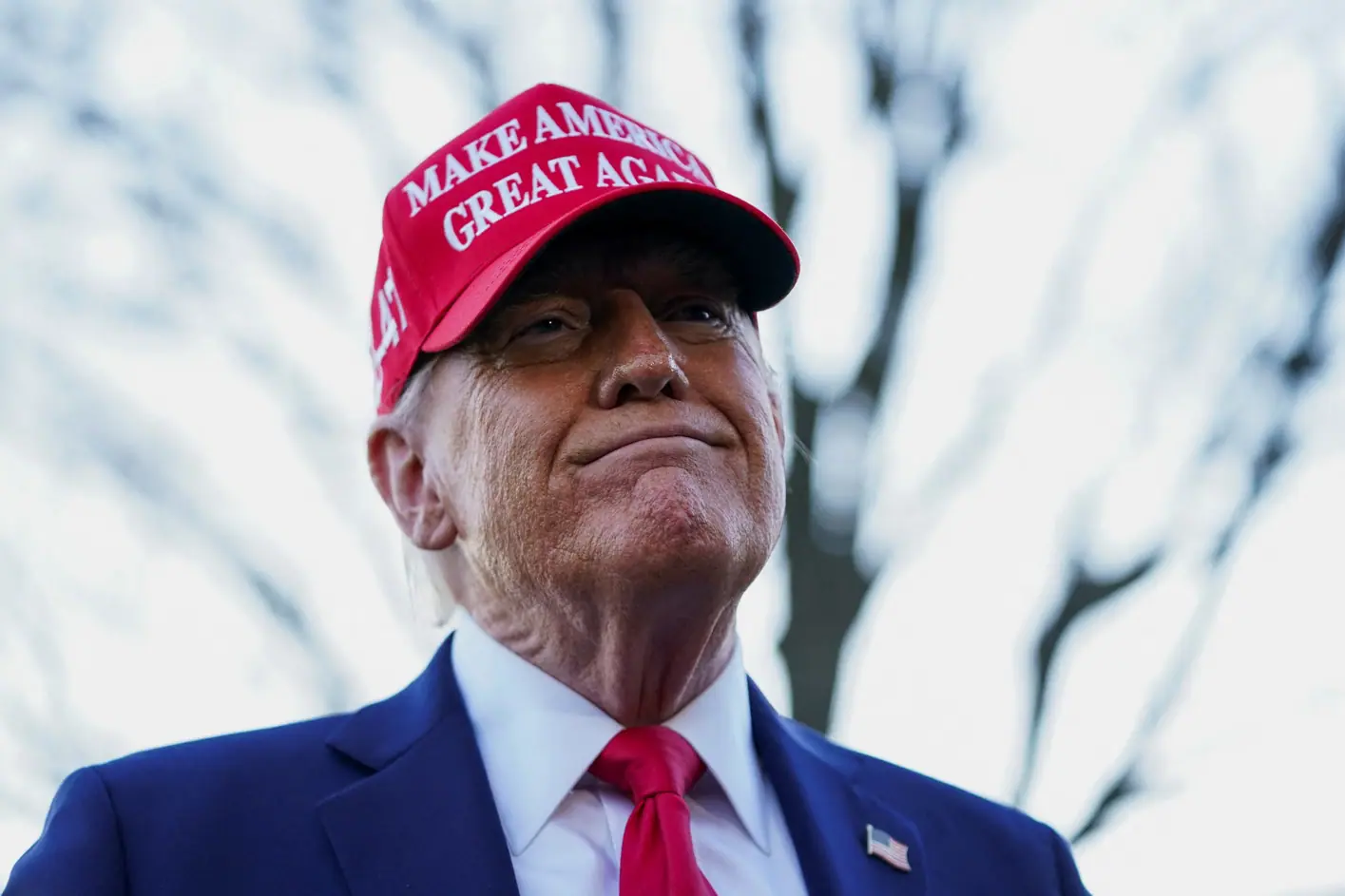 O presidente dos EUA, Donald Trump, conversa com jornalistas no gramado sul, antes de embarcar no Marine One na Casa Branca, em Washington, DC – 28/2/2025 | Foto: Nathan Howard/Reuters