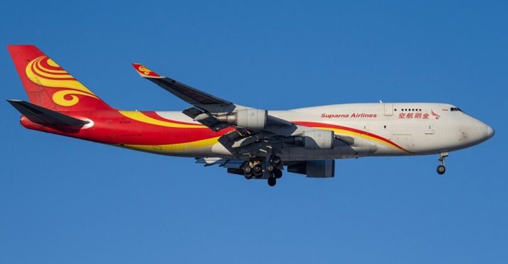 Avião de companhia aérea chinesa que esteve em Montevidéu para coletar uma inusitada carga: touros reprodutores, enviados como gesto simbólico de proximidade com os asiáticos | Foto: Reprodução/Redes sociais