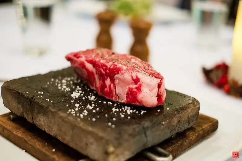 O Wagyu é uma carne muito gordurosa, mas não do tipo que faz mal à saúde | Foto: Reprodução/Flickr
