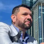 Exílio - Jornalista Oswaldo Eustáquio em frente ao prédio da Aidoencia Nacional | Foto: Divulgação