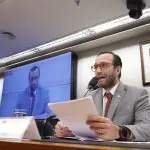 Filipe Barros também defendeu Eduardo e afirmou que o deputado, autoexilado nos Estados Unidos depois de ser ameaçado de perder o passaporte, sofre 'perseguição estatal'