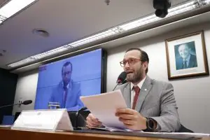 Filipe Barros também defendeu Eduardo e afirmou que o deputado, autoexilado nos Estados Unidos depois de ser ameaçado de perder o passaporte, sofre 'perseguição estatal'