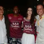 Eleitor assumido de Lula, Zeca Pagodinho, em 2018, no Camarote Brahma, se irritou ao ter que tirar uma foto em companhia do ex-governador João Dória | Foto: Reprodução/Redes sociais
