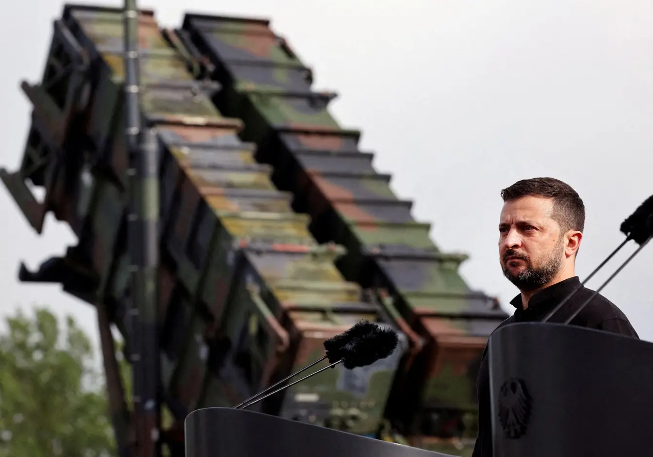O presidente da Ucrânia, Volodymyr Zelensky, durante uma visita a uma área de treinamento militar na Alemanha - 11/6/2024 | Foto: Jens Buttner/Reuters