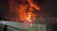 Incêndio atingiu estação de energia próxima ao Aeroporto de Londres | Foto: Reprodução/X