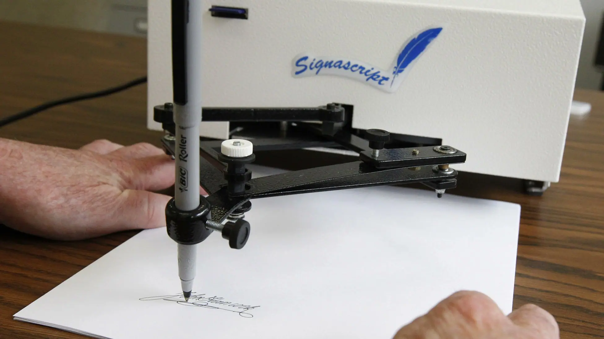 Uma máquina Autopen, usada para replicar assinaturas | Foto: Reprodução/Redes sociais