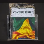 Constituição brasileira queimada
