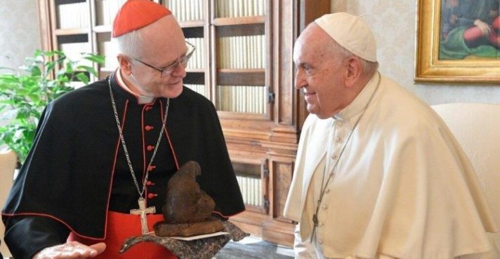 O cardeal brasileiro Odilo Pedro Scherer, em um encontro com o papa Francisco | Foto: Reprodução/Vatican News