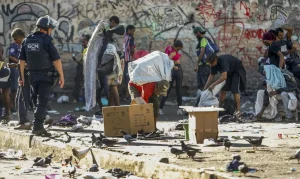 Ainda segundo a prefeitura, o muro substituiu tapumes metálicos que representavam risco de acidentes e atrapalhavam a circulação de pedestres nas calçadas da cracolândia | Foto: Paulo Pinto/Agência Brasil