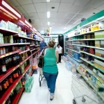Produtos básicos, como café e ovos, se tornaram artigos de luxo. O café acumulou alta de 50% em 12 meses, e o ovo encareceu 40% apenas em fevereiro | Foto: Reprodução/Agência Brasil