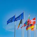 Bandeiras da União Europeia (UE) e de países do bloco, em alusão à matéria sobre as tarifas do bloco contra os EUA