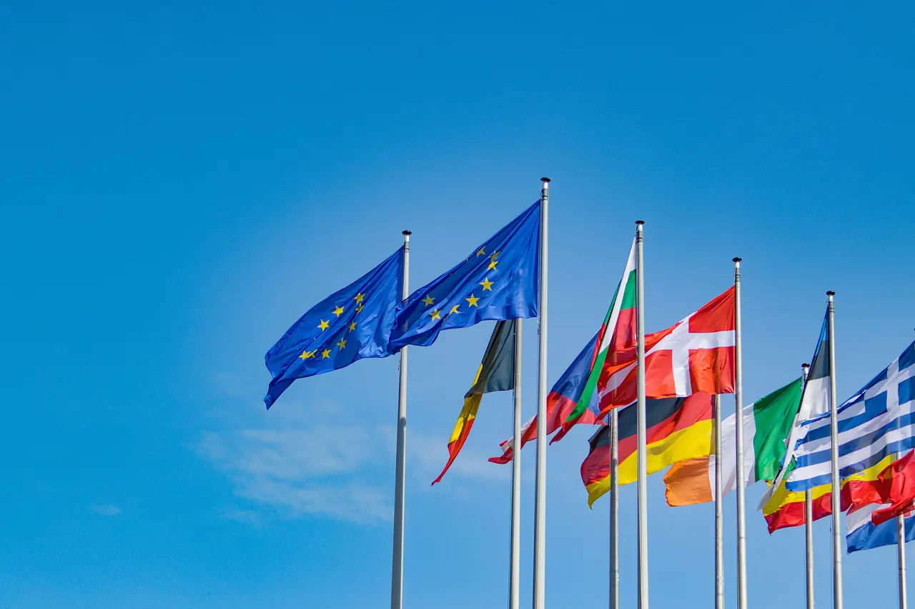 Bandeiras da União Europeia (UE) e de países do bloco, em alusão à matéria sobre as tarifas do bloco contra os EUA