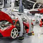 Fábrica da Ferrari em Maranello, Itália; dinastia Agnelli foi uma das que mais vendeu ações | Foto: Reprodução/YouTube/Frame