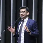 Dep. Kim Kataguiri (UNIÃO - SP) que fechar brechas que contribuem para a reincidência de criminosos | Foto: Bruno Spada/Câmara dos Deputados