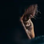 Anthony Hopkins, incansável aos 87 anos, volta às telas como justiceiro no suspense "Confinado"