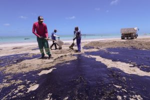 Equipes trabalham na retirada de petróleo na Praia Ponta do Mangue, na cidade de Maragogi (AL), em 2019