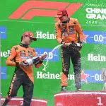 Oscar Piastri e Lando Norris, da McLaren, comemoram pódio no GP da China — 23/3/2025 | Foto: Reprodução/Twitter/@F1