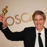O diretor de Ainda Estou Aqui, Walter Salles, com o Oscar de melhor filme internacional | Foto: Divulgação/The Academy/A.M.P.A.S.