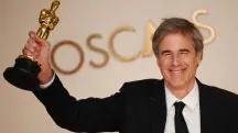 O diretor de Ainda Estou Aqui, Walter Salles, com o Oscar de melhor filme internacional | Foto: Divulgação/The Academy/A.M.P.A.S.