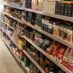 Gôndola de supermercado com café