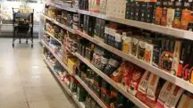 Gôndola de supermercado com café