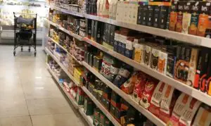 Gôndola de supermercado com café