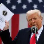 O presidente Donald Trump exibe documento sobre barreiras comerciais durante discurso sobre tarifas na Casa Branca | Foto: REUTERS/Carlos Barria
