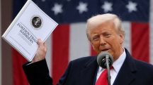 O presidente Donald Trump exibe documento sobre barreiras comerciais durante discurso sobre tarifas na Casa Branca | Foto: REUTERS/Carlos Barria