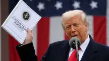 O presidente Donald Trump exibe documento sobre barreiras comerciais durante discurso sobre tarifas na Casa Branca | Foto: REUTERS/Carlos Barria