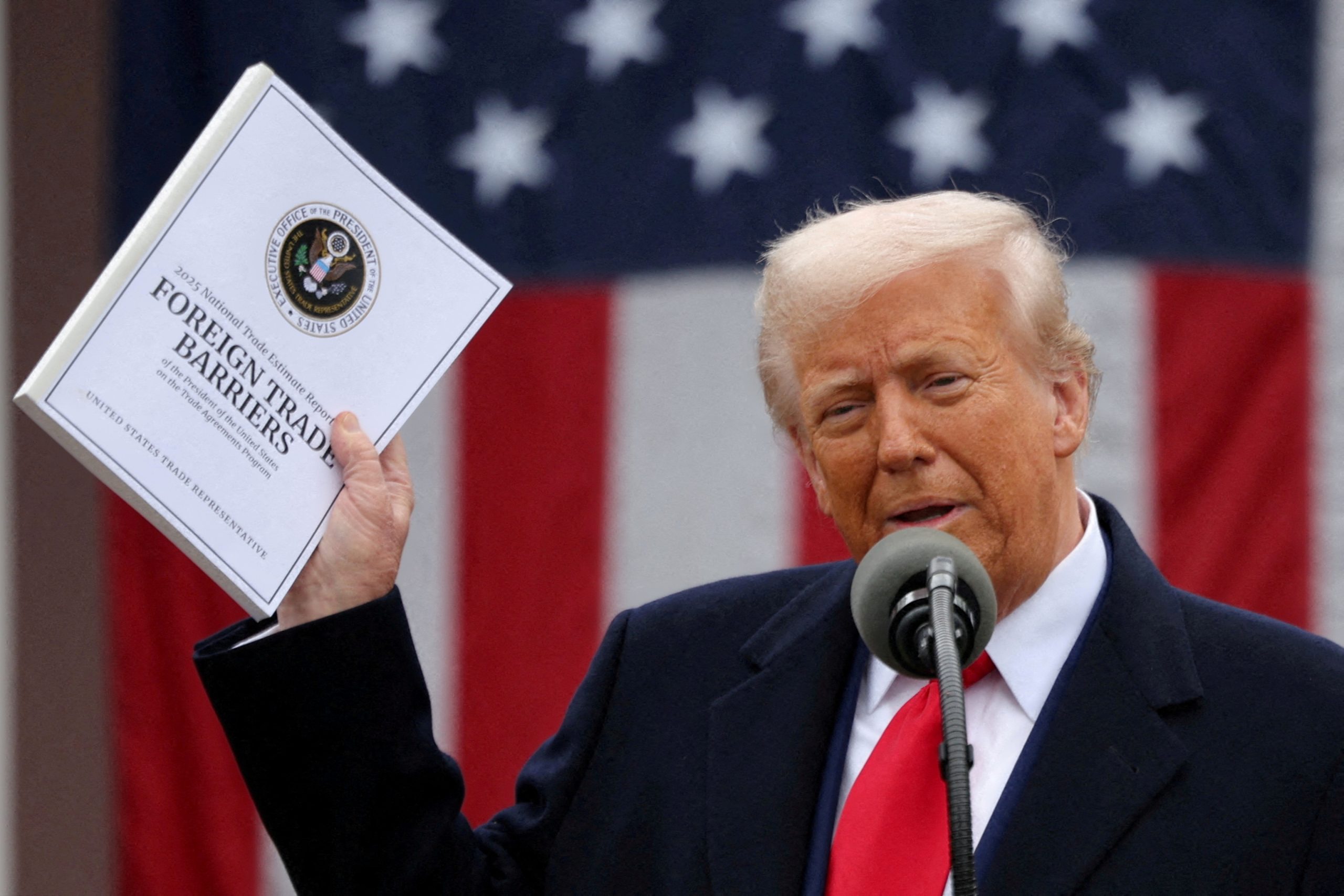 O presidente Donald Trump exibe documento sobre barreiras comerciais durante discurso sobre tarifas na Casa Branca | Foto: REUTERS/Carlos Barria