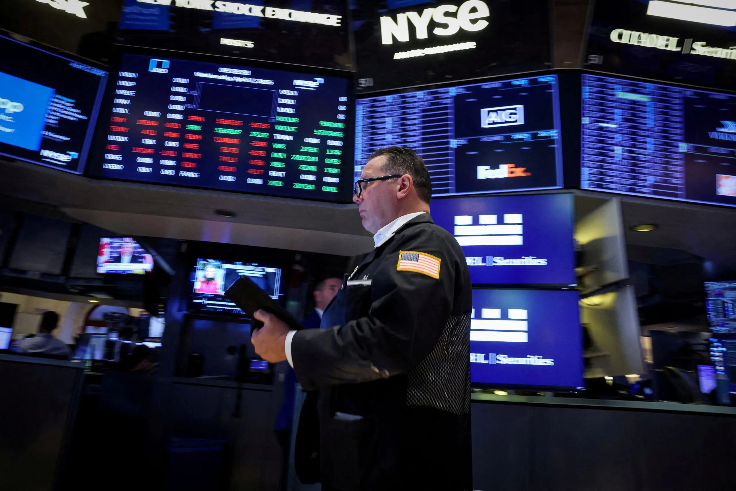 Operador na Bolsa de Valores de Nova York | FOTO: REUTERS/Brendan McDermid/File Photo