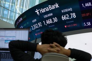 Bolsas de Valores na Ásia estão operando em queda nesta segunda-feira, 7 | FOTO: Yonhap/via REUTERS