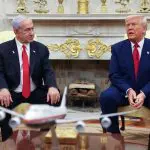 Benjamin Netanyahu, primeiro-ministro israelense, e Donald Trump, presidente dos EUA, no Salão Oval da Casa Branca, em Washington, EUA (7/4/2025) | Foto: Reuters/Kevin Mohatt