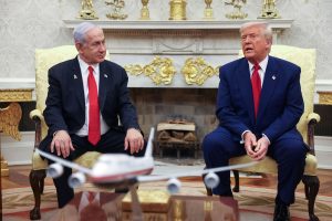Benjamin Netanyahu, primeiro-ministro israelense, e Donald Trump, presidente dos EUA, no Salão Oval da Casa Branca, em Washington, EUA (7/4/2025) | Foto: Reuters/Kevin Mohatt