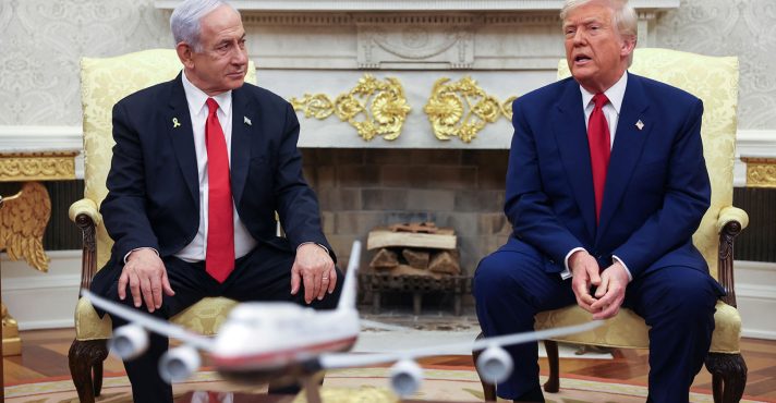 Benjamin Netanyahu, primeiro-ministro israelense, e Donald Trump, presidente dos EUA, no Salão Oval da Casa Branca, em Washington, EUA (7/4/2025) | Foto: Reuters/Kevin Mohatt