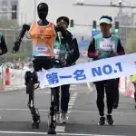 A Tiangong Ultra, da China, foi a vencedora da primeira meia maratona de robôs | Foto: Li Xin/Xinhua