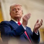 Presidente Donald Trump durante cerimônia de assinaturas no salão Oval da Casa Branca, ele aumentou as taxas contra a China; Estados Unidos