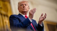Presidente Donald Trump durante cerimônia de assinaturas no salão Oval da Casa Branca, ele aumentou as taxas contra a China; Estados Unidos