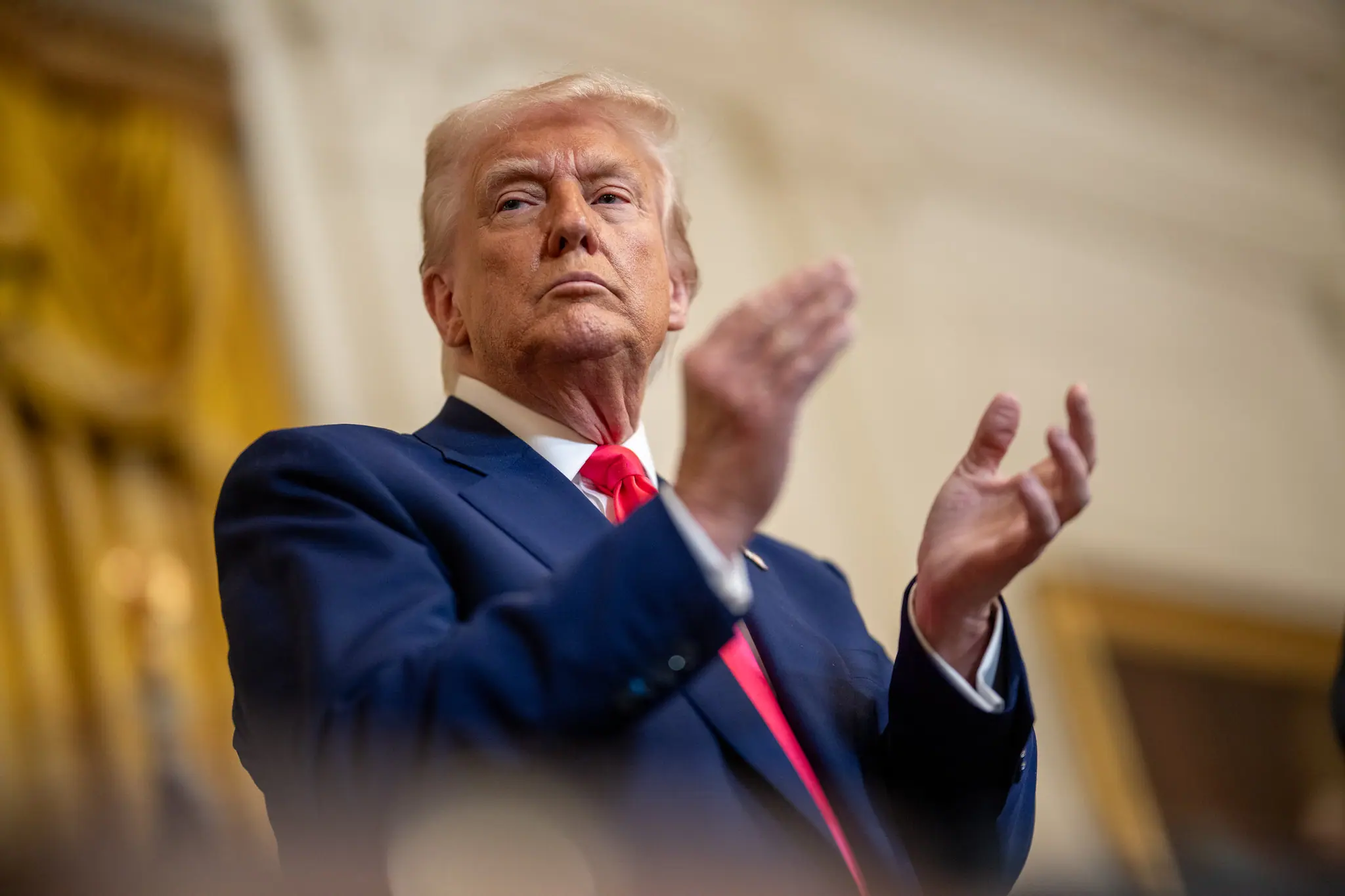 Presidente Donald Trump durante cerimônia de assinaturas no salão Oval da Casa Branca, ele aumentou as taxas contra a China; Estados Unidos