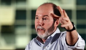 Foto do economista Armínio Fraga, durante entrevista