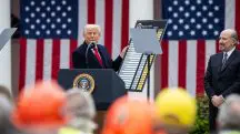 Donald Trump durante o anúncio de novas tarifas para importações