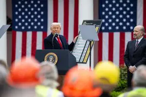 Donald Trump durante o anúncio de novas tarifas para importações