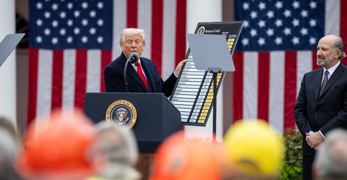 Donald Trump durante o anúncio de novas tarifas para importações
