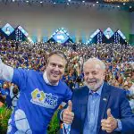Ministro da Educação, Camilo Santana, e o presidente da República, Luiz Inácio Lula da Silva (PT), durante cerimônia de anúncio da expansão do programa Pé-de-Meia no Estado do Ceará