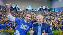 Ministro da Educação, Camilo Santana, e o presidente da República, Luiz Inácio Lula da Silva (PT), durante cerimônia de anúncio da expansão do programa Pé-de-Meia no Estado do Ceará