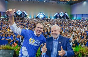 Ministro da Educação, Camilo Santana, e o presidente da República, Luiz Inácio Lula da Silva (PT), durante cerimônia de anúncio da expansão do programa Pé-de-Meia no Estado do Ceará