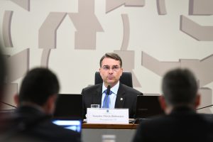 Autor de um dos projetos, Flávio Bolsonaro também é presidente da Comissão de Segurança Pública do Senado