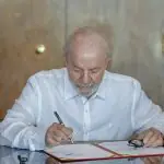 Presidente da República, Luiz Inácio Lula da Silva, durante assinatura do decreto da Lei Complementar Nº 212, de 13 de janeiro de 2025, em alusão à matéria sobre a propaganda do BNDES