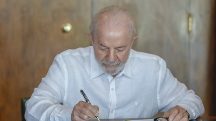 Presidente da República, Luiz Inácio Lula da Silva, durante assinatura do decreto da Lei Complementar Nº 212, de 13 de janeiro de 2025, em alusão à matéria sobre a propaganda do BNDES