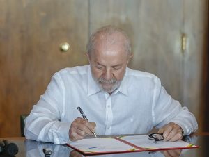 Presidente da República, Luiz Inácio Lula da Silva, durante assinatura do decreto da Lei Complementar Nº 212, de 13 de janeiro de 2025, em alusão à matéria sobre a propaganda do BNDES